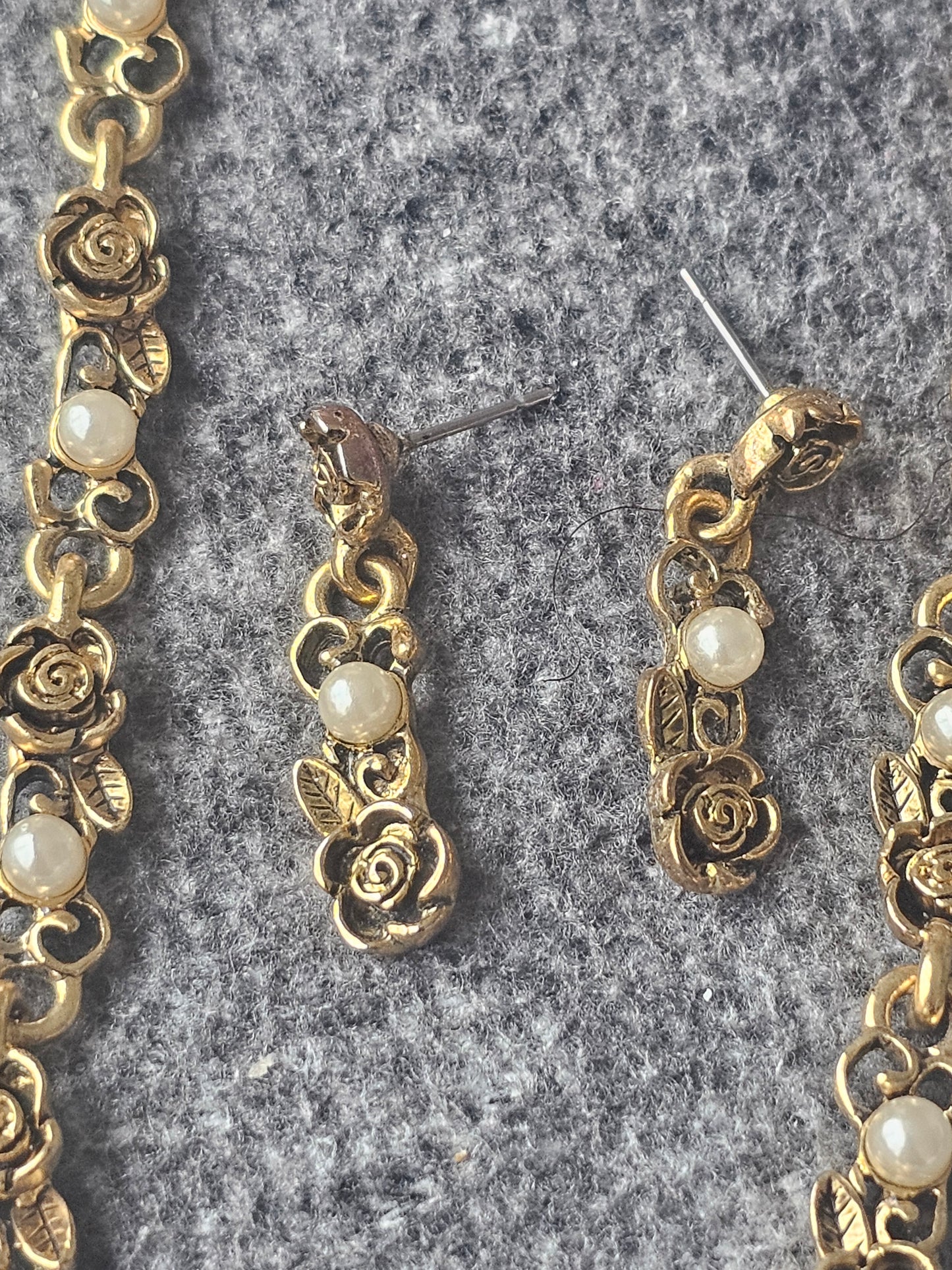 Pearls and roses earrings, necklace and bracelet